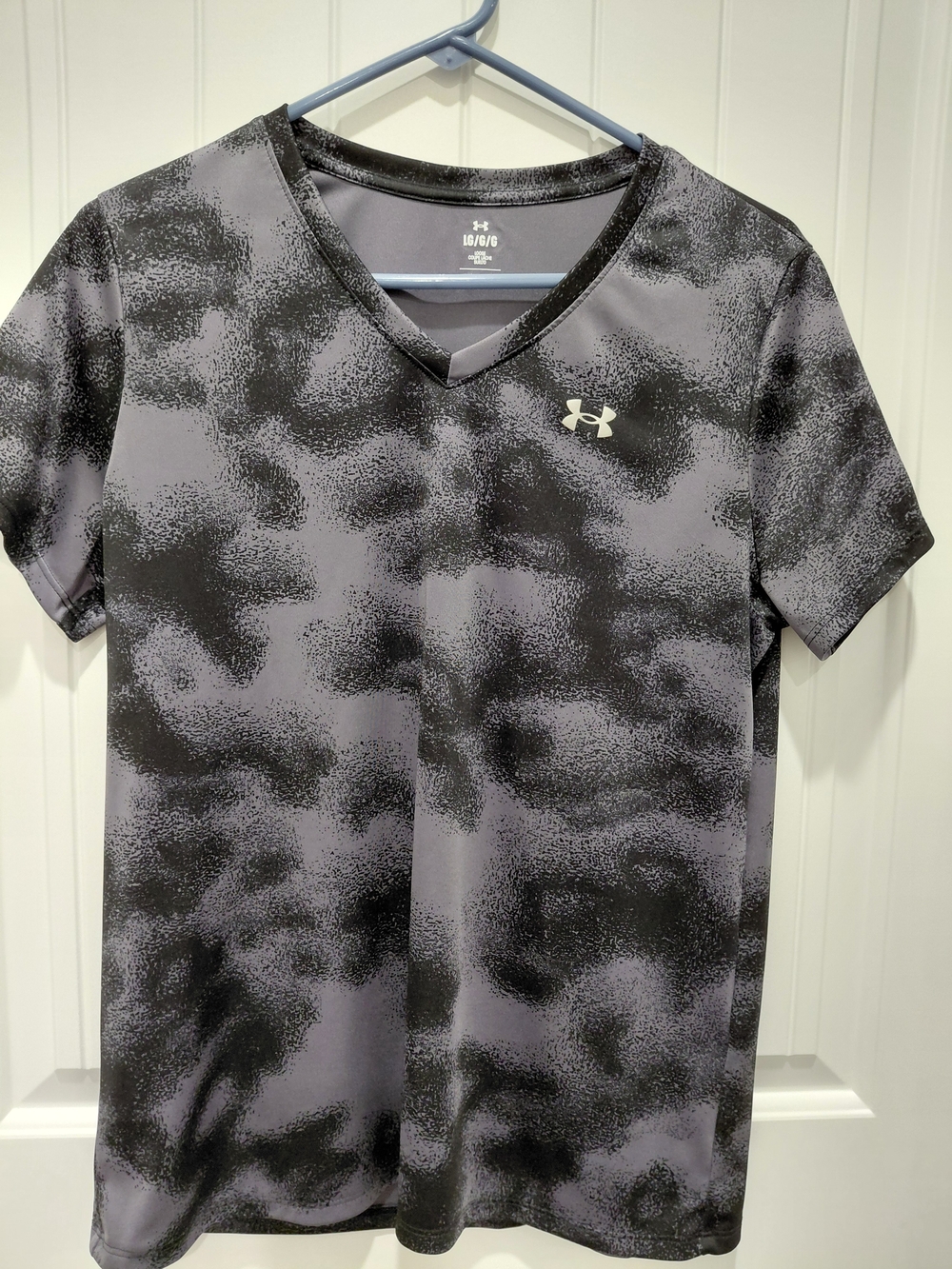 Under Armour Women's Black & Gray V-Neck Camo-Print Performance Tee #0769